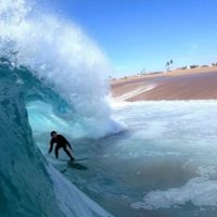 ブラッド・ドンキーが過去最大サイズのショアブレイクバレルでボードトランスファー