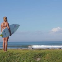 元CTサーファーのチェルシー・トゥアクがインドネシアへ!フリーサーフィン動画