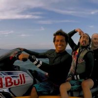 スティーヴ・アオキがハイドロフォイルボードにトライ!?カイ・レニーが伝授