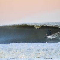 ケリー・スレーターが骨折から復帰!?アメリカ東海岸でのバレルセッション動画