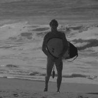 フランスのヌーディストビーチでコア・スミスがヌードサーフィンに挑戦