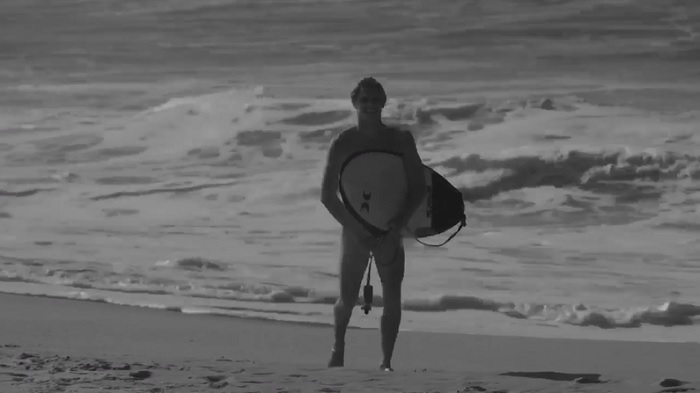 フランスのヌーディストビーチでコア・スミスがヌードサーフィンに挑戦 サーフィン動画ニュース World Surf Movies