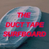 ダクトテープと木材で作ったクリエイティブなサーフボード！実際に海で使えるのか？