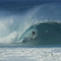 ワールドカップ欠場発表のジョンジョン登場！バレルセッション動画＠オアフ島ノースショア