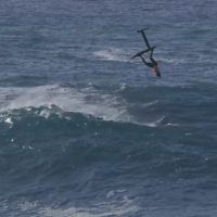 サイズアップし過ぎで無人のパイプライン:JOBとカイが3rdリーフでハイドロフォイルボード?