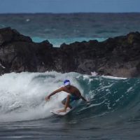 サンタさんのプレゼントよりドキドキ!?メイソン・ホーのクリスマスサーフィン動画