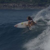 ハワイでディープバレルもメイク！ニッキ・ヴァン・ダイクのフリーサーフィン動画