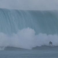 ビッグスウェルで休止中のパイプマスターズ!一方のワイメアでジョンジョンがゴー