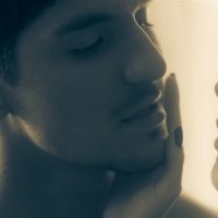 ガブリエル・メディナがルイーザ・ポッシのミュージックビデオに出演