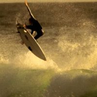 ホームレスなB級動画!?ジェイコブ・ウィルコックスのフリーサーフィン