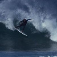 パイプで見せたバレルスキルが光る五十嵐カノアのフリーサーフ動画@ポルトガル