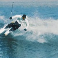 スキーに乗って斜面ならどこまでも!波でターンするサーフスキーも収録