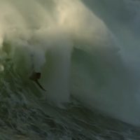 ビッグウェイブサーフィンの新たなスタイル？ナザレでのボディサーフィン動画