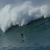 パドルイン、トウイン、フォイル!カイ・レニー流ジョーズセッション動画