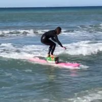 世界初!?カラニ・ロブがビールの24本パックに乗ってライディング