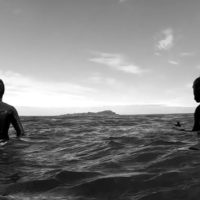 首の骨折から一年：ケパ・アセロが事故現場のムンダカで再びサーフ