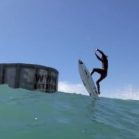 海のゴミ問題解決に向けてジョーディ・スミスがゴミ箱へ発射