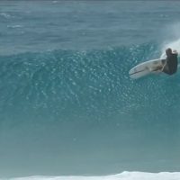 ケリー・スレーターがオアフ島ノースショアのラニアケアでリハビリサーフィン