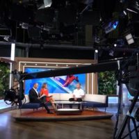 引退発表翌日のミック・ファニング：メディアに引っ張りだこな舞台裏動画