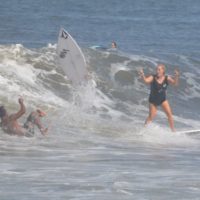 イギリス人女性サーファーがバリ島メデウィでローカルとトラブル