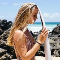 慌ただしいクーランガッタを離れて：イザベラ・ニコルスのフリーサーフ動画