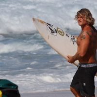 ハードコアハワイアンのカイマナ・ヘンリー!パイプラインでのフリーサーフ動画