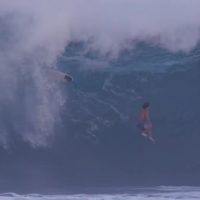 トッププロもコケる！世界最高峰スポットでのプロサーファーのワイプアウト動画