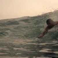 完全に波と一つになるデイヴ・ラストヴィッチのボディサーフィン動画