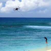 ドローンを使った新感覚スポーツ!?ドローンフォイルサーフィン動画