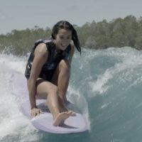 ケリア・モニーツがボートメーカーのアンバサダーに！ウェイクサーフィン動画