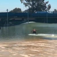 オースティン・キーンがサーフ・ランチでは初となるスキムボードにトライ