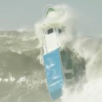 ニアス（インドネシア）でビッグウェイブにボートが飲み込まれる衝撃動画