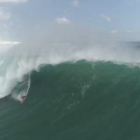 バリ島ウルワツとニアスがモンスタースウェルをホールド!スーパーセッション動画