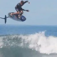 ネクストレベルに達したカイ・レニーによるフォイルサーフィンでのエアリアル動画