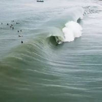 ハワイアンサーファーが狙ったニアスのヒュージスウェル!コア・ロスマンのVlog