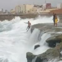 海を知ればこんな遊びも!?いやいや真似しないで下さい