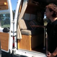 ニュージーランドで自作キャンピングカー生活を送るサーファー！その車とは？