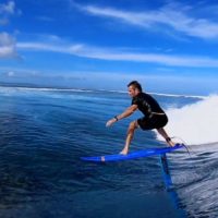 ツイギーによるインドネシアでのフォイルサーフィン動画!ショートとの対比も