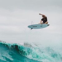 スタブハイ優勝のノア・ディーンによるウェイブプールでのエアリアル動画