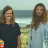 モチベーションは異性！？海水浴客を救助したサーファーの爆笑インタビュー動画