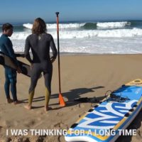 カイ・レニーがSUP&スノボー型アライアでフレンチビーチブレイクを滑走