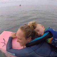 3歳サーファーの癒し動画!波待ち時間はお昼寝タイム!?