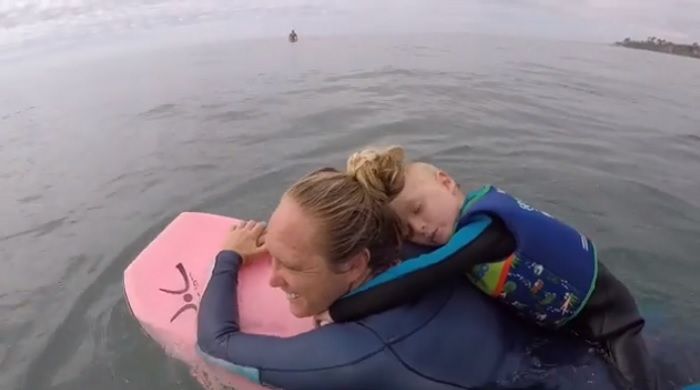 3歳サーファーの癒し動画 波待ち時間はお昼寝タイム World Surf Movies