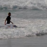 ミック・ファニングがDバーに!ホームでのリラックスフリーサーフィン動画