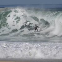 フランス入りのセバスチャン・ジーツ!簡単にボードを折るショアブレイクにチャージ