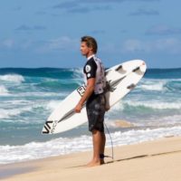 ブルース・アイアンズが逮捕:容疑は薬物服用時の運転など