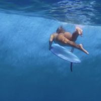 フェリシティ・パーマティアのヌードサーフィンを含むアートプロジェクト予告編