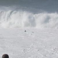 目前まで迫る崖!ナザレ(ポルトガル)で危機一髪となったレスキュー動画