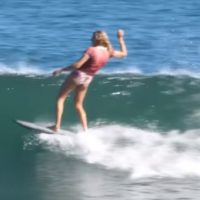 スタイリッシュなステファニー・ギルモアがツインフィンに乗ると!?