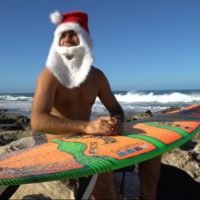 今年も再びハワイから贈り物が!メイソン・ホーによるサーフィンサンタ